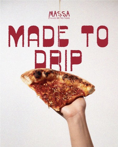 Rebanada de pizza napolitana sostenida en una mano, con la frase Made to drip