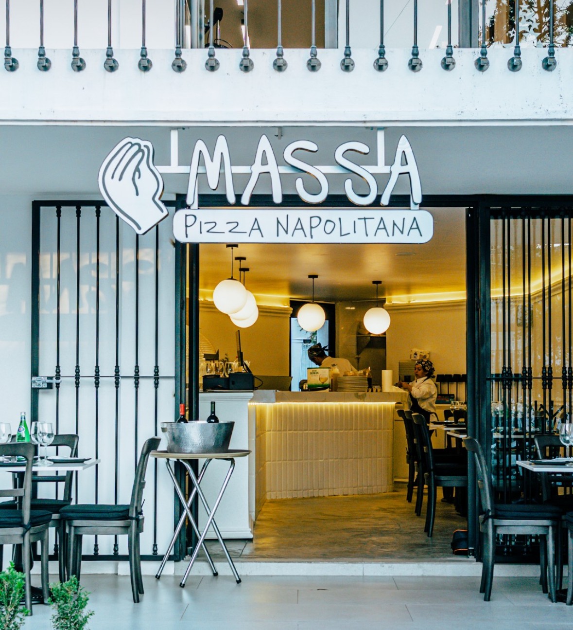 Fachada de MASSA Pizza Napolitana con el letrero de la mano italiana