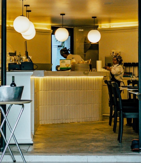 Interior de MASSA con barra iluminada y lámparas esféricas