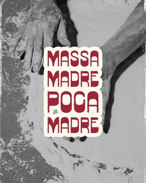 Manos trabajando la masa, con la frase Massa madre, poca madre