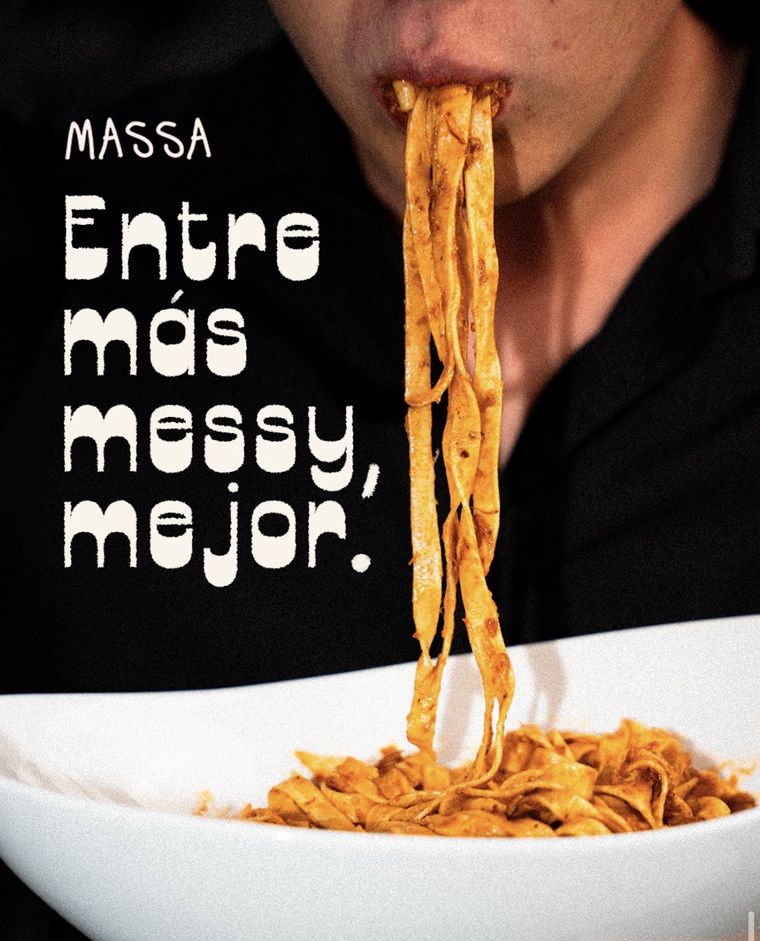 Cartel de la marca: pasta levantada con el tenedor y la frase Entre más messy, mejor