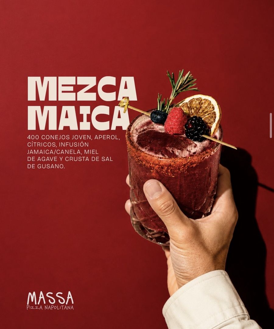 Cartel de la marca: mano sosteniendo un coctel rojo con frutos rojos sobre fondo rojo