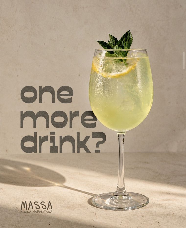 Cartel de la marca: copa con un cóctel cítrico y la pregunta One more drink?