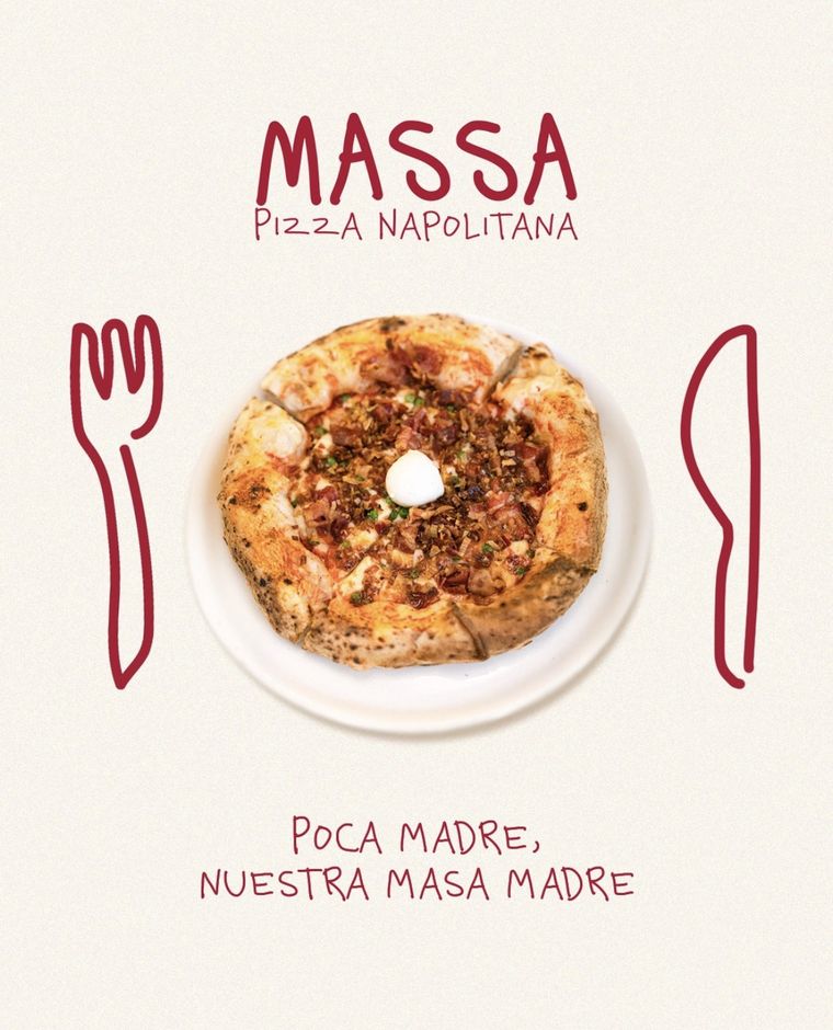 Cartel de la marca: pizza al centro con cubiertos dibujados en rojo y la frase Poca madre, nuestra masa madre