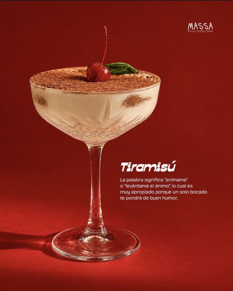Cartel de la marca: tiramisú en copa sobre fondo rojo